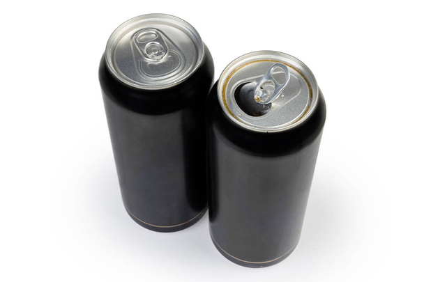 Latas de bebidas de metal preto abertas e fechadas em fundo branco
 - Foto, Imagem