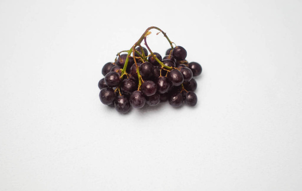 pęczek dojrzałych czerwonych winogron odizolowanych na białym tle - Zdjęcie, obraz