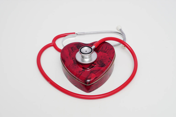 Stetoskooppi rakkauden muoto laatikko. Terveellinen käsite
 - Valokuva, kuva