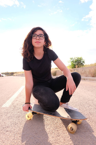 portréja egy tinédzser korcsolyázó lány a városban - Fotó, kép