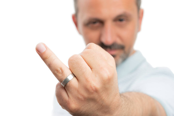 Closeup az ember mutatja gyűrű ujját - Fotó, kép