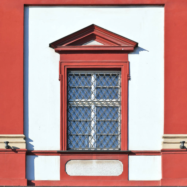 Okno z kratą starożytnego budynku. Stary Wrocław, 2019. - Zdjęcie, obraz