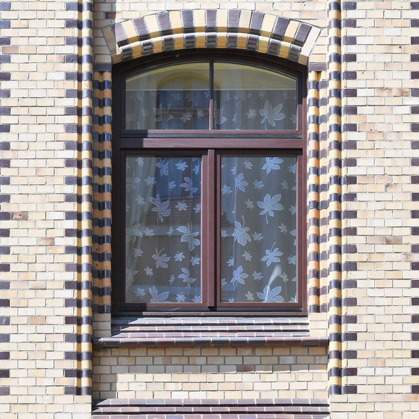 Okno starożytnego budynku. Stary Wrocław, 2019. - Zdjęcie, obraz