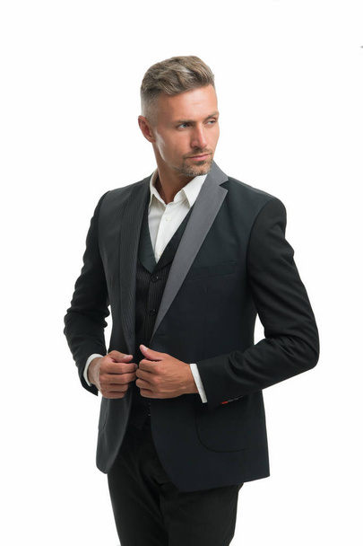 Εξατομικευμένο κοστούμι. Υπηρεσία ενοικίασης κοστουμιών. Κομψό ντύσιμο. Μόδας κυρίων. Έννοια ανδρισμού. Ο τύπος καλοντυμένος όμορφος άντρας φοράει μαύρο σμόκιν. Τάση μόδας γαμπρού. Ρούχα μόδας. Σύγχρονη τάση - Φωτογραφία, εικόνα