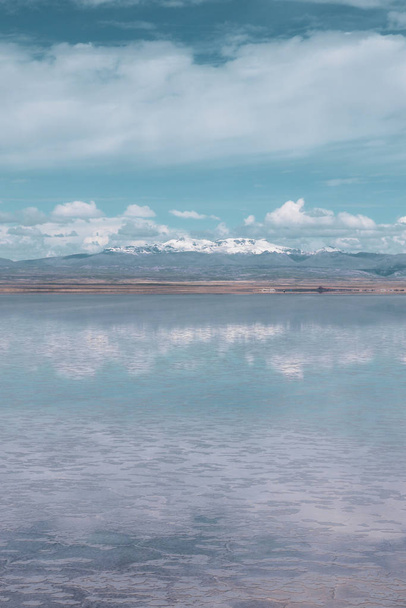 Endless landscapes with reflection like mirror of sky in Salar de Uyuni, Bolivia - Valokuva, kuva