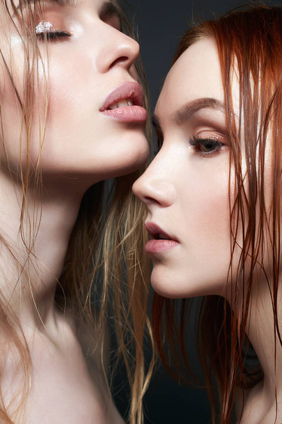 two beautiful girls are kissing. sensua couple - Foto, Bild