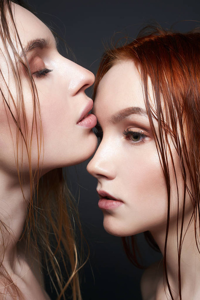 két gyönyörű lány csók. sensua pár - Fotó, kép
