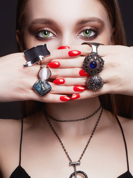 γυναικεία χέρια με δαχτυλίδια κοσμημάτων.όμορφο κορίτσι με μακιγιάζ - Φωτογραφία, εικόνα
