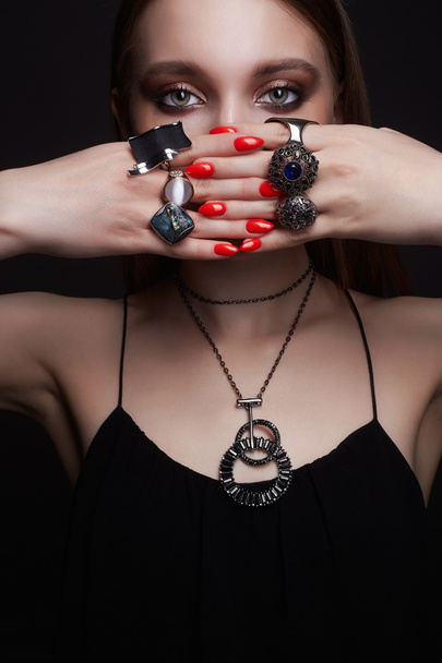 vrouw handen met sieraden ringen.mooi meisje met make-up - Foto, afbeelding