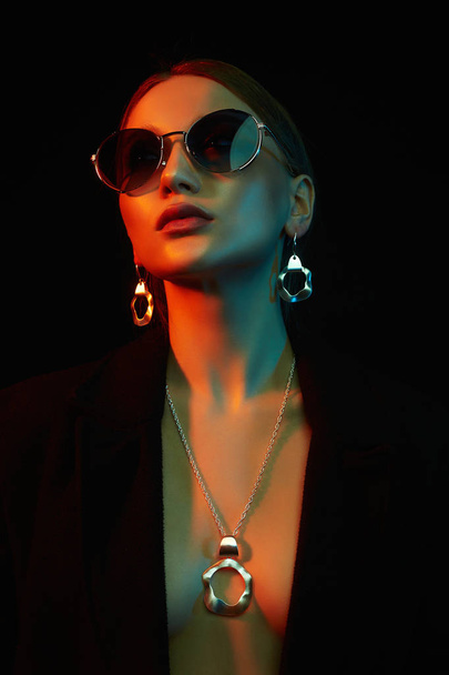 beautiful girl in sunglasses and jewelry - Φωτογραφία, εικόνα