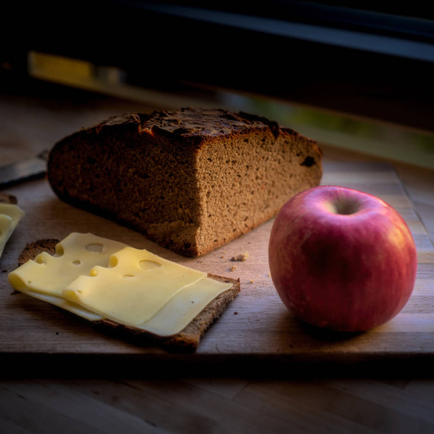 Сыр, хлеб и фрукты
 - Фото, изображение