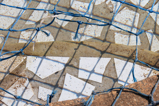 Una rete di piscine danneggiate
  - Foto, immagini