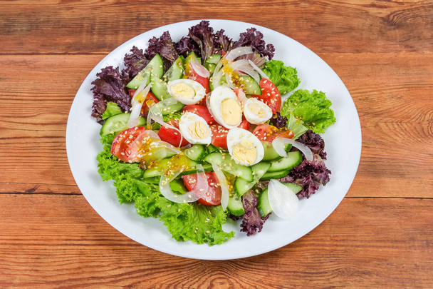 Овощной салат с вареными перепелиными яйцами и горчичным соусом
 - Фото, изображение