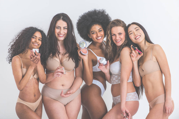 Skupina žen s odlišným tělem a etnicitou představující dohromady - Fotografie, Obrázek