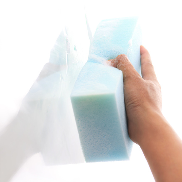 venster schoner met een blauwe spons - Foto, afbeelding