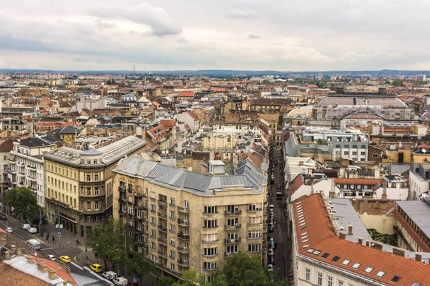 ハンガリーの首都。町を見下ろす景色。ブダペストの街並み。大都市のパノラマ。ヨーロッパの都市。旧市街の建築。ヨーロッパの旅行ガイド. - 写真・画像