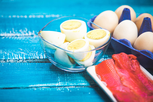 Alimentation cétone œufs et poissons. Aliments faibles en glucides
  - Photo, image