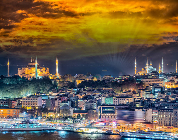 Istambul à noite. Bonito horizonte da cidade por do sol
 - Foto, Imagem