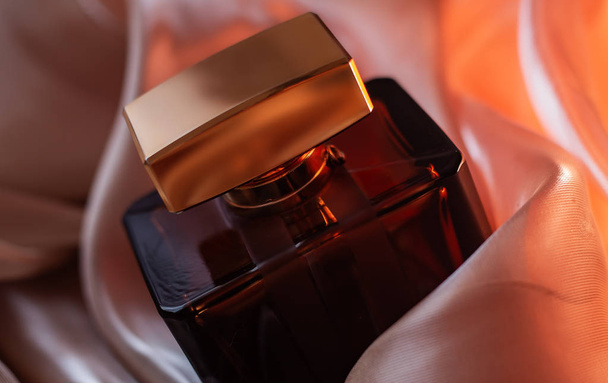 pembe kumaşa karşı parfüm - Fotoğraf, Görsel