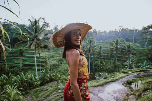 Beautiful girl visiting the Bali rice fields in tegalalang, ubud - 写真・画像