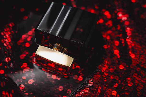 parfém na červeném pozadí - Fotografie, Obrázek