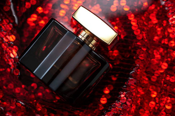 ženy parfém na červeném pozadí  - Fotografie, Obrázek