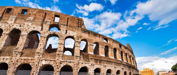 Coliseu em um dia ensolarado em Roma, Itália
 - Foto, Imagem