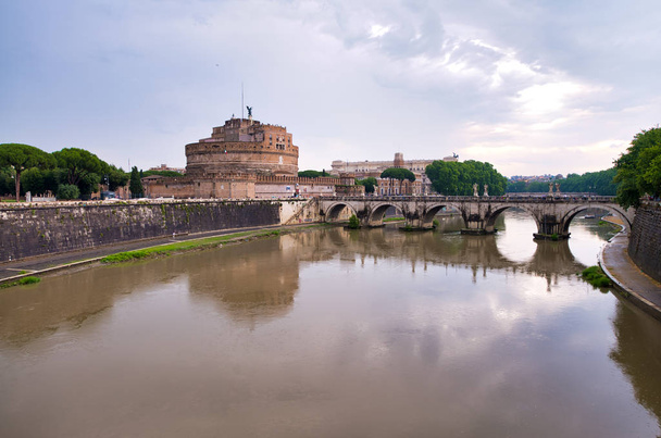 ROME, ITALY - JUNE 2014: Tourists visit Saint Angel Castle. The  - Foto, Imagen