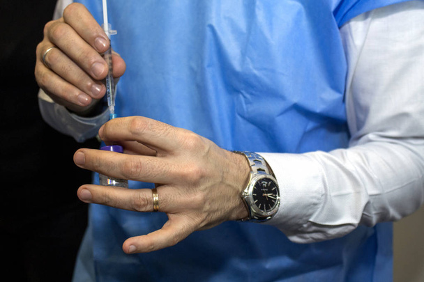 Doktor připravuje stříkačku s léky - Fotografie, Obrázek