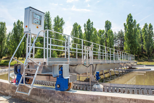 Station moderne de traitement des eaux usées urbaines et des eaux usées avec réservoirs d'aération, recyclage et épuration des eaux industrielles
 - Photo, image