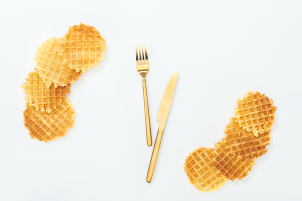beyaz izole ortasında waffle ve altın çatal üst görünümü - Fotoğraf, Görsel