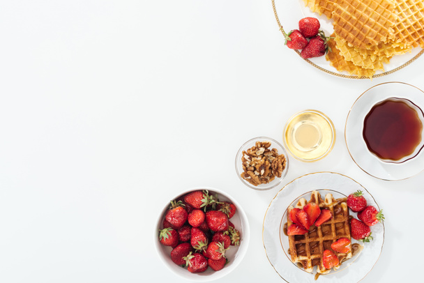 vista superior de sabroso desayuno con fresas y gofres en blanco
 - Foto, Imagen