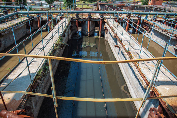 Сучасний міський завод очищення стічних вод та стічних вод з аераційними резервуарами, переробка та очищення промислової води
 - Фото, зображення