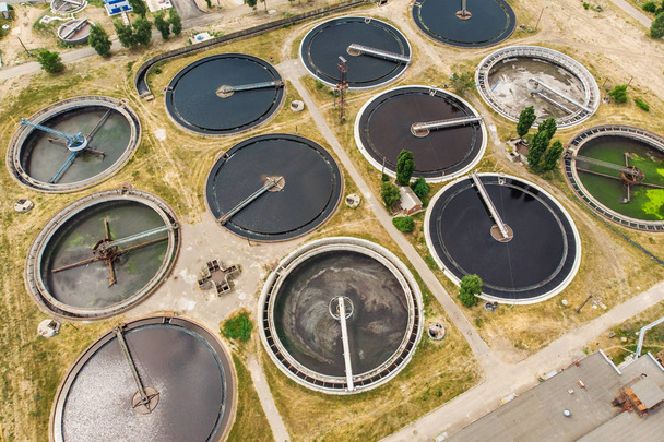 Moderna planta de tratamiento de aguas residuales urbanas y alcantarillado, vista aérea
 - Foto, imagen
