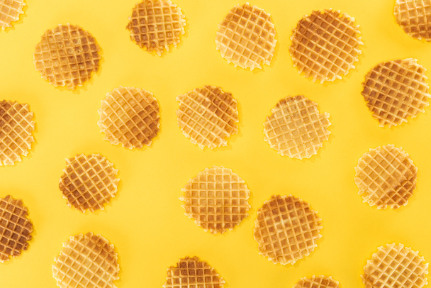 Top uitzicht van knapperige wafels geïsoleerd op geel - Foto, afbeelding
