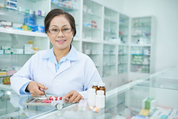 Retrato de una trabajadora veterana vietnamita de farmacia
 - Foto, imagen