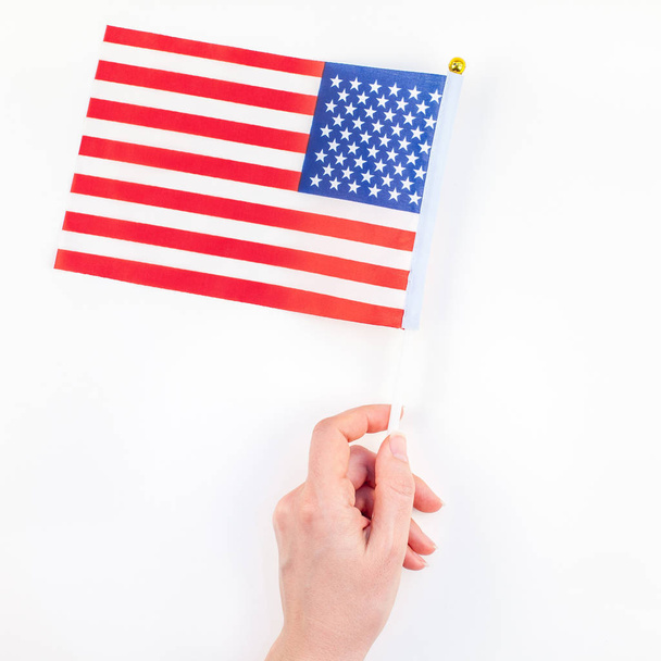 Bandiere americane in mano su sfondo bianco
 - Foto, immagini