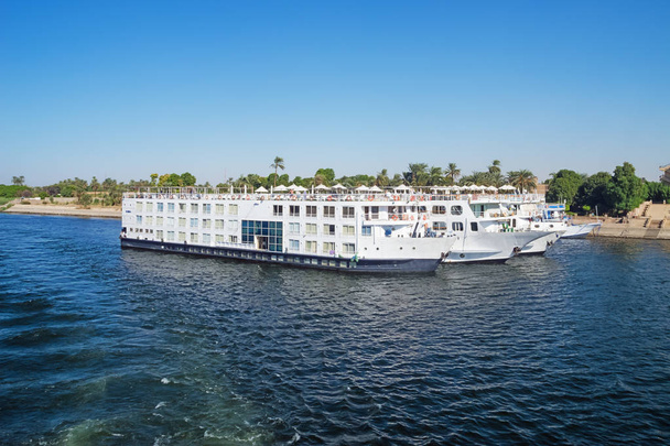 Nil-Kreuzfahrtschiffe am Kai, in der Nähe von Luxor - Foto, Bild