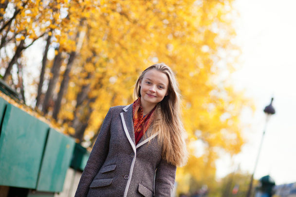 Girl enjoying a fall day - Foto, Imagem