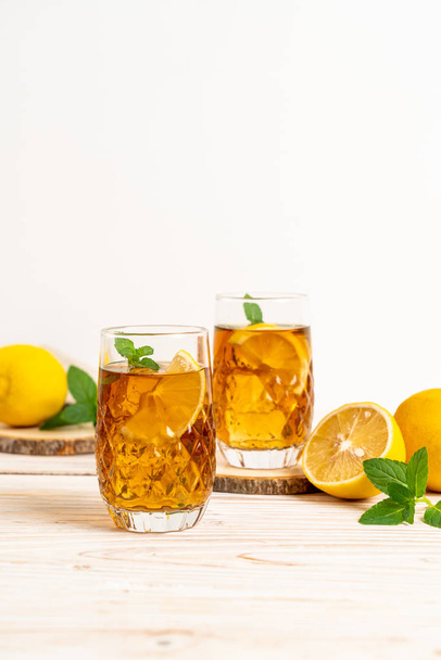 glass of ice lemon tea - Foto, afbeelding