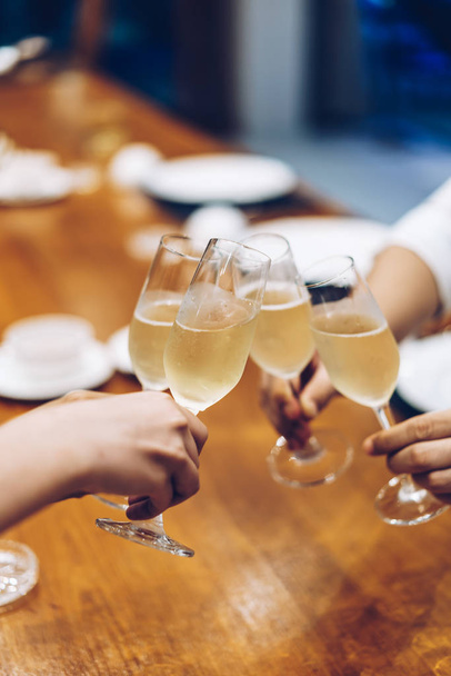 Fiesta corporativa copas de champán espumosas
 - Foto, Imagen