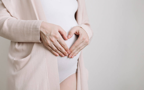 Hamile kadın göbeği, hamilelik kalp şekli, aşk işareti. Annelik konsepti. Bebek Duş  - Fotoğraf, Görsel
