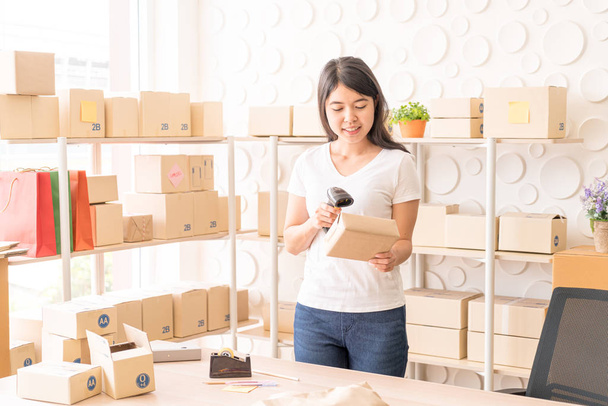 Asian Women business owner working at home with packing box on w - Fotografie, Obrázek