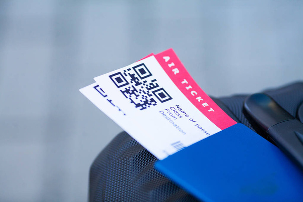 空港近くの海外パスポートに2枚の航空券をクローズアップ - 写真・画像