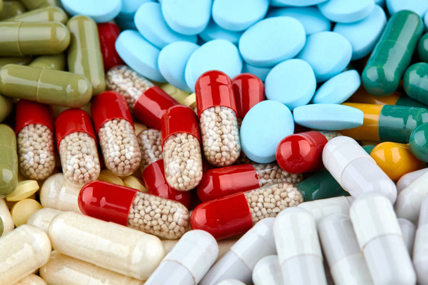 Foto de cerca de muchas píldoras y cápsulas coloridas
 - Foto, Imagen
