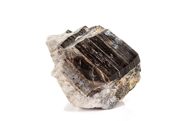 Makró egy ásványi kő Vesuvianite fehér alapon  - Fotó, kép