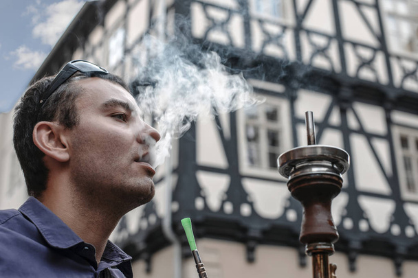 кальян курець екхлз тютюновий дим крупним планом на вулиці Європеа - Фото, зображення
