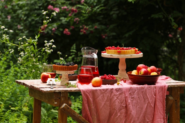 picnic en la naturaleza, tartas y ensaladas, bayas frescas y frutas
 - Foto, Imagen
