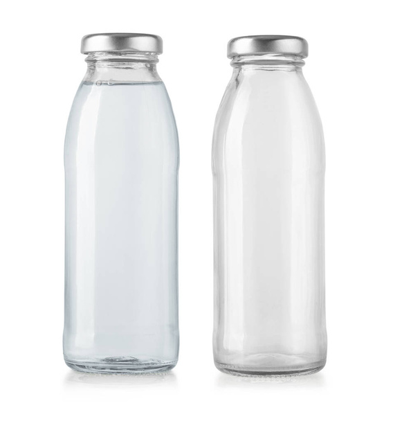 Botella de agua de vidrio aislada en blanco
  - Foto, Imagen