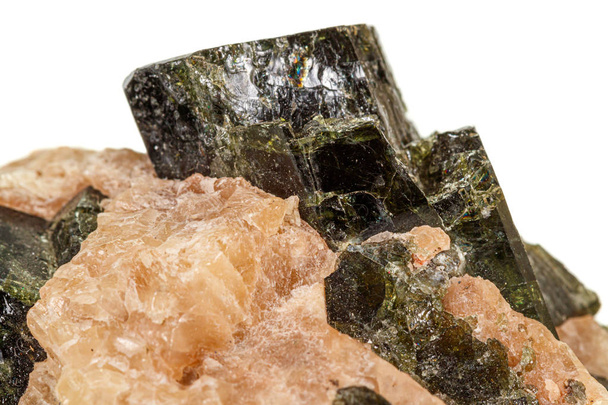 Macro di pietra minerale Vesuvianite su fondo bianco
  - Foto, immagini